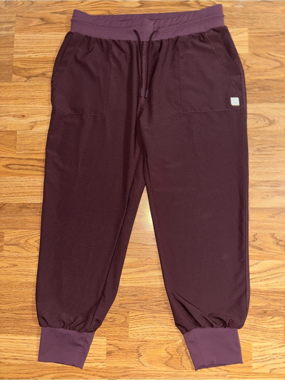Vuori Jogger Pants Women’s Size Large Wine Color Taper Leg Drawstring Athletic